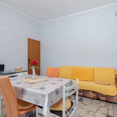In Vrvari With One-bedroom 2 Apartment Porec